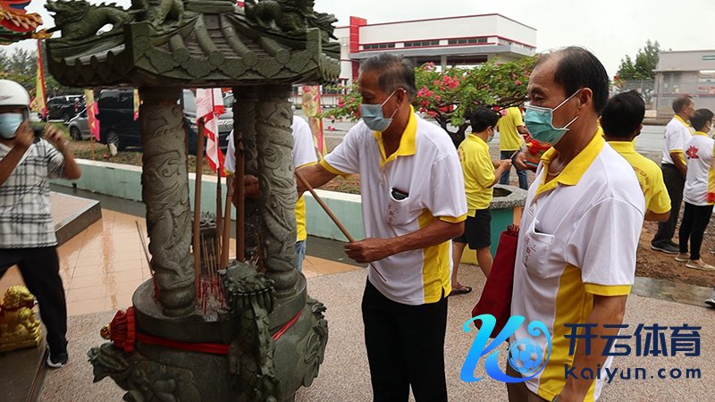 换香敬礼，莫家浩摄于2022年